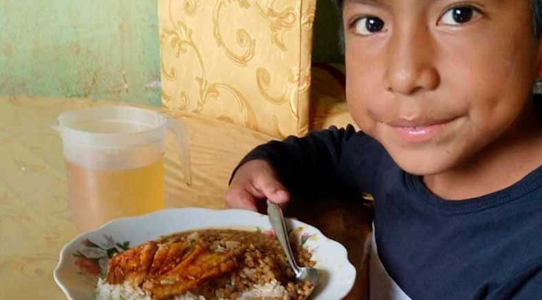 Niñas y niños de instituciones educativas públicas disfrutan su desayuno escolar de Qali Warma