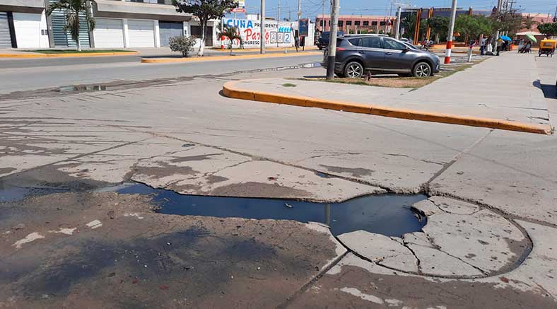 Desagües colapsados en plena entrada de Andres Araujo Morán