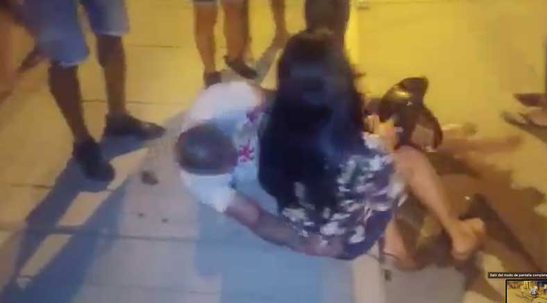 Agreden a una persona mientras comía junto a su pareja