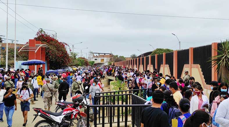 Padres de familia denunciaron situaciones irregulares en la cola para el vacunatón