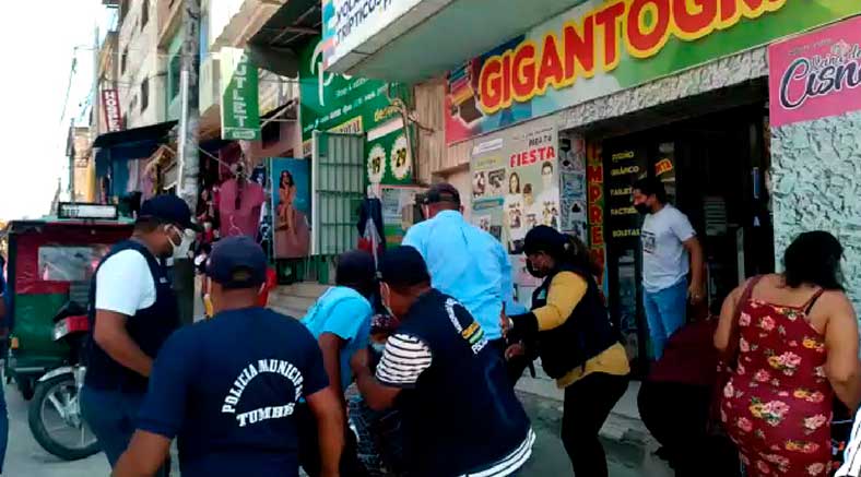 Batalla campal entre ambulantes y personal policial