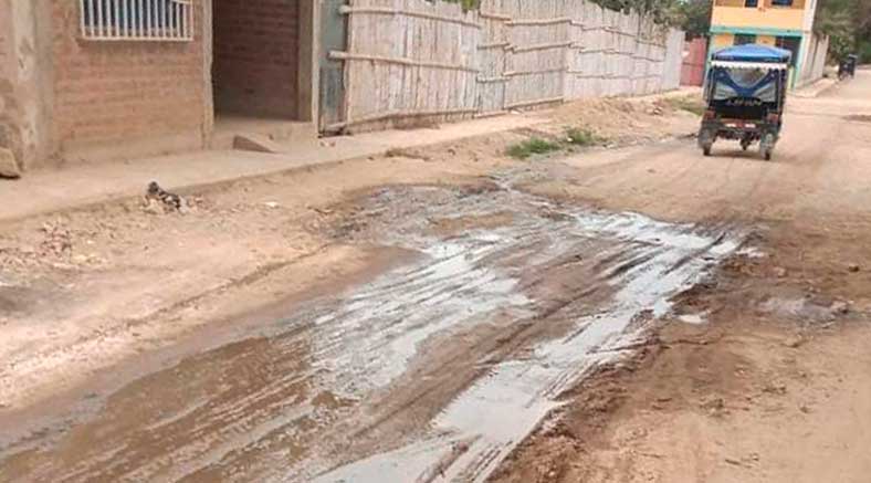 Vecinos se quejan por el colapso de desagüe hace más de un mes