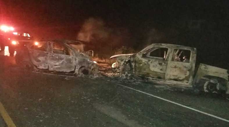 Conductor muere calcinado en choque frontal de vehículos
