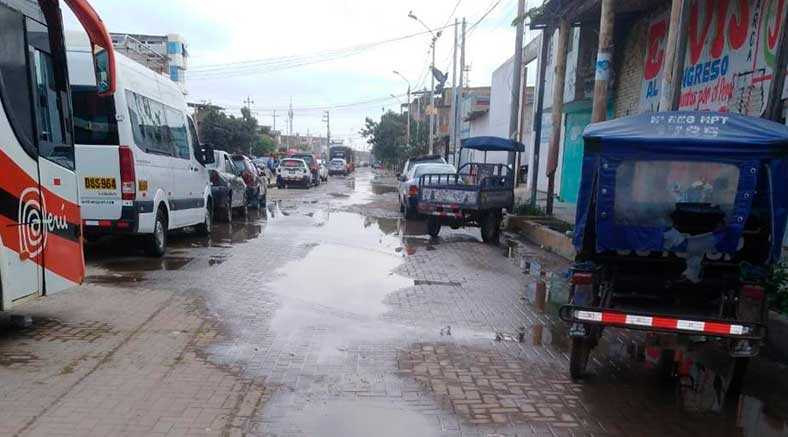 Agua potable se derrama sin ningún control en calle Arica