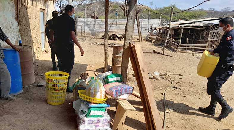 Policías llevan víveres para anciana en San Jacinto