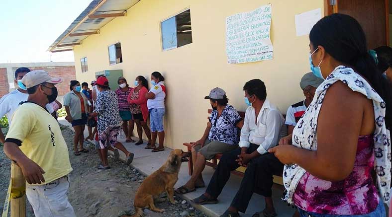 Pobladores protestan en apoyo a personal de laboratorio de posta médica de Vaqueria