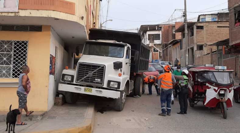 Se le vaciaron los frenos a volquete en bajada de “la Toyota”