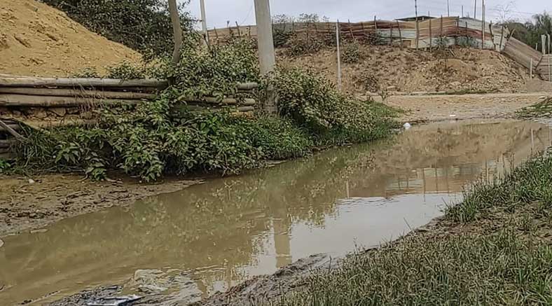 Gran cantidad de agua potable es desperdiciada debido a tubería rota