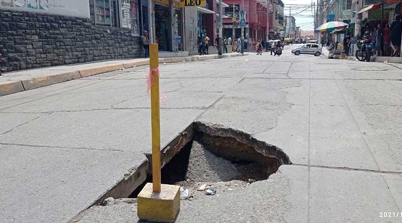 Preocupación por profundo hueco en plena calle en la Av. Piura