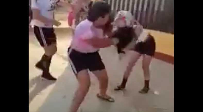 Dos jovencitas se “trenzan a golpes” por el amor de un hombre