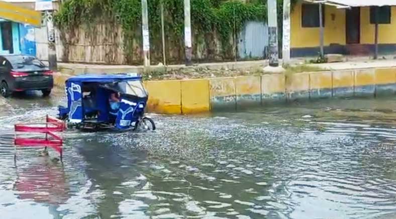 Vecinos continúan sumergidos entre aguas pestilentes, gracias a la incapacidad del alcalde Jimy Silva