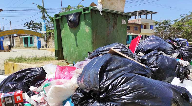 vecinos de A.H. Los Jardines, continúan viviendo en medio de grandes montículos de basura