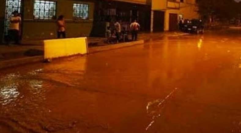 Tubería rota genera terrible derrame de agua potable en plena vía pública