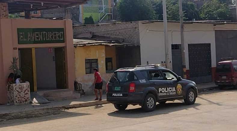 Policías custodian bar “El Aventurero” en feriado largo