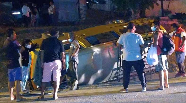 Combi sin chofer abordo se desbarrancó y cayó a una cuneta