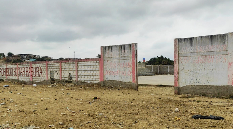 Losa deportiva de la ampliación Salamanca se encuentra en situación de abandono