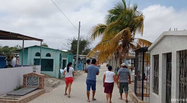 Tumbesinos abarrotaron los cementerios tras cierre ante COVID
