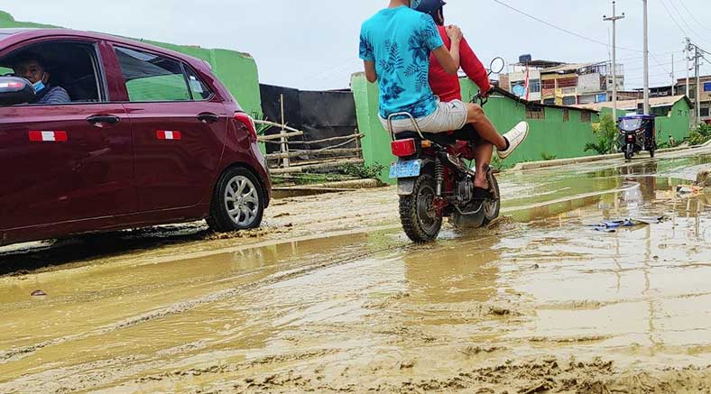 Aguas pestilentes se acumulan en el jirón José Jiménez con Cristóbal Colón