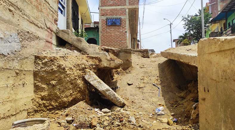 Familia perjudicada por ruptura de tubería, exige reparación de daños ocasionados en su vivienda