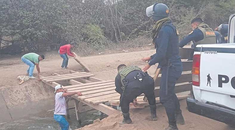 Policía destruye puentes clandestinos en línea de frontera