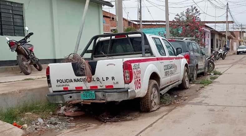 Patrulleros malogrados son exhibidos en las puertas de comisarías