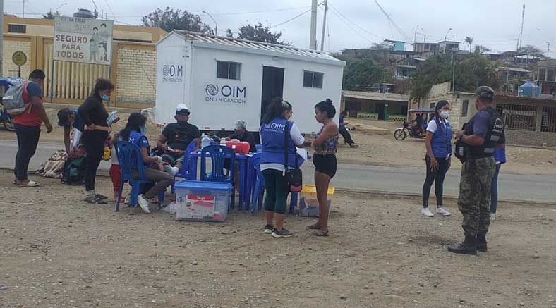 ONG OIM brinda apoyo a extranjeros en plena berma de la carretera Panamericana