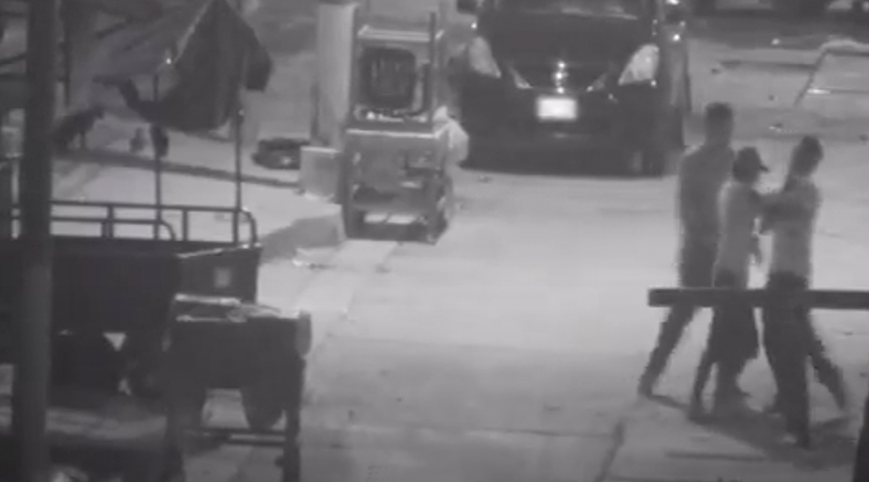 Sujetos son captados en video, tras asaltar a un transeúnte