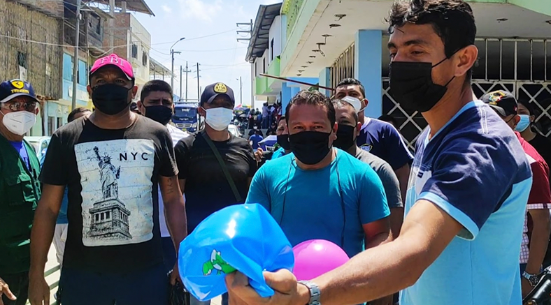 Miembros de serenazgo se negaron a recibir un panetón y una pelota por parte del alcalde Jimy Silva