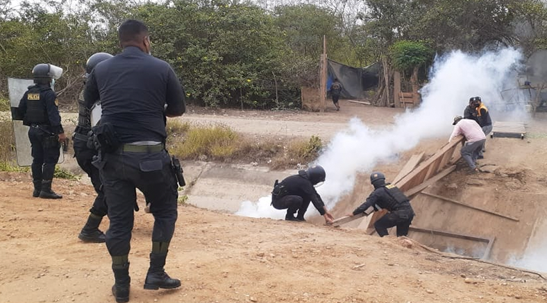 Enfrentamiento entre ‘coyoteros’ y policías puede salirse de control