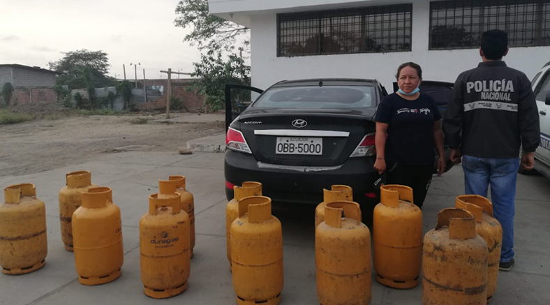 Detienen a mujer transportando 12 cilindros de Gas en la frontera