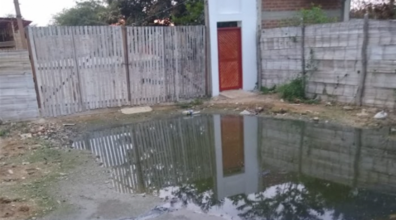 Vecinos llevan más de 2 meses viviendo entre aguas residuales