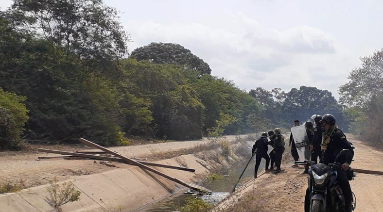 Traficantes de migrantes se enfrentan a la Policía en la frontera