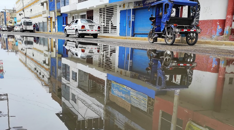 Desborde de agua genera preocupación entre vecinos y transeúntes de la avenida Tumbes