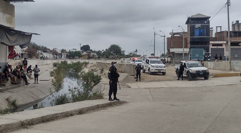 Turba ataca a policías por pases clandestinos