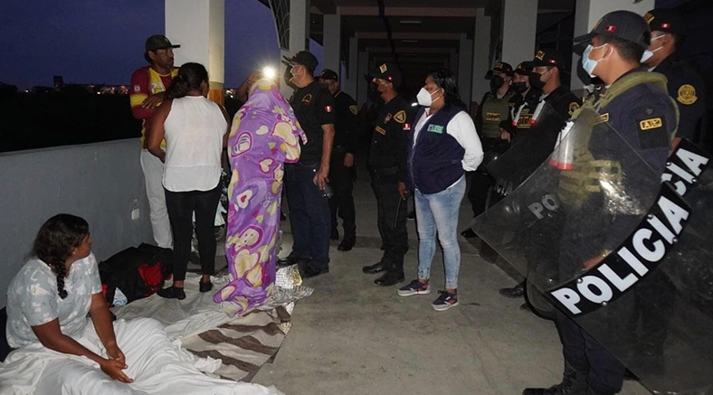 Desalojan a extranjeros que invadieron malecón de Tumbes