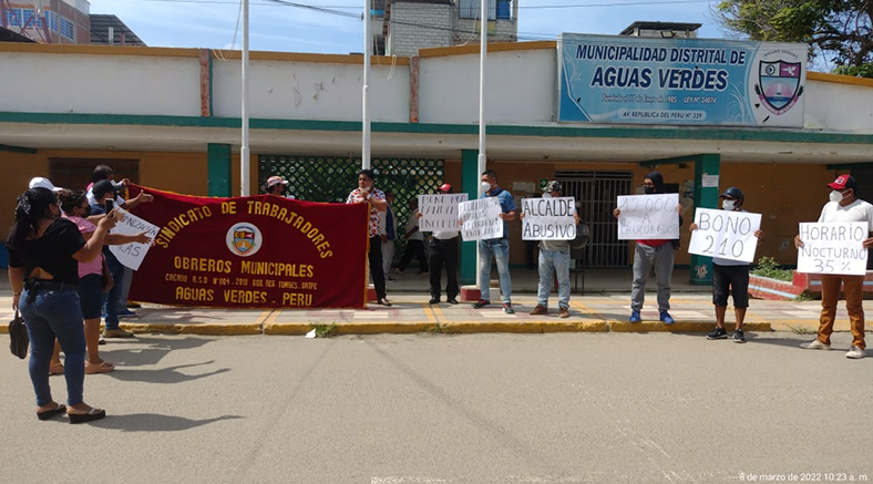 Trabajadores realizan protesta en los exteriores de la municipalidad de Aguas Verdes