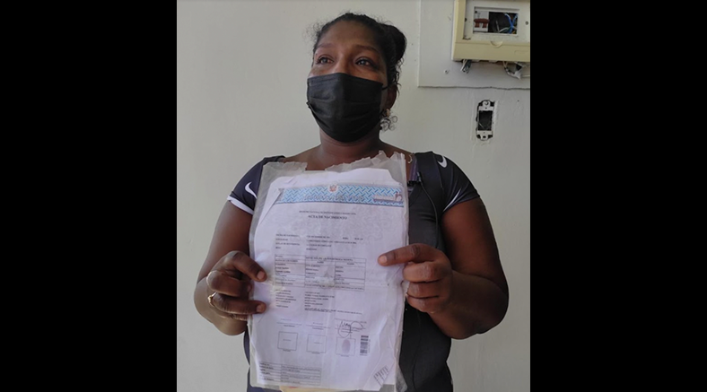 Desgraciado amenaza con matar a su propia madre con un cuchillo 