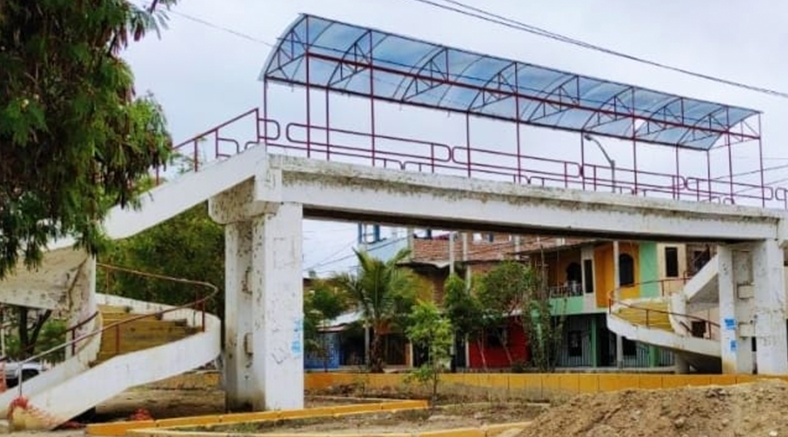 Durante las noches; puente peatonal es utilizado por personas de mal vivir 