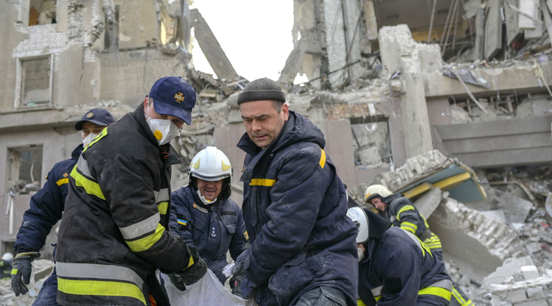Suben a siete los muertos en el ataque ruso a un edificio oficial en Mikolaiv