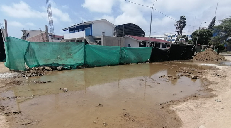 Reportan inundación frente a I.E. Carlos Teodoro Puell