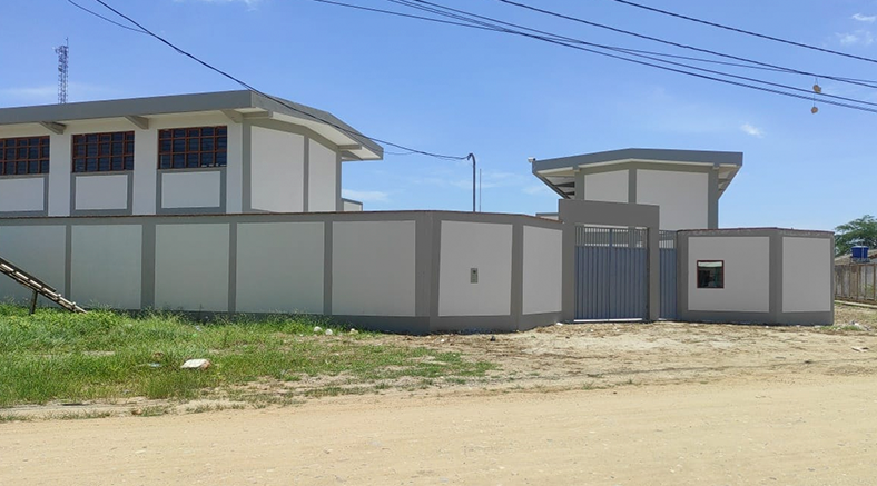 Tres semanas llevan los niños del colegio Celsa Flores, recibiendo clases en aulas prestadas