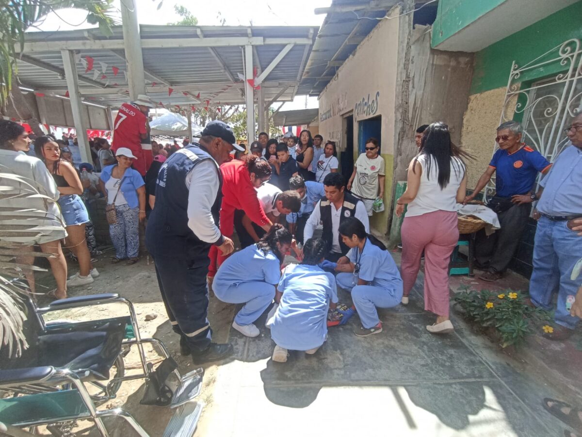 SEIS ADULTOS MAYORES SE DESCOMPENSARON EN DESFILE CÍVICO MILITAR EN TUMBES
