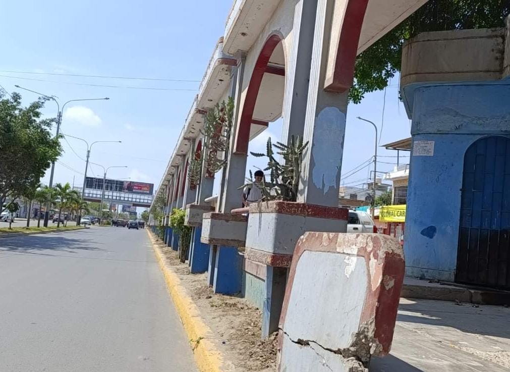 PASEO TRIUNFINO LUCE ABANDONADO EN DESFILE POR FIESTAS PATRIAS