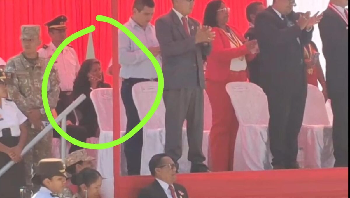REGIDORAS PREFIEREN HABLAR POR CELULAR QUE RENDIRLE HONORES A LA BANDERA DEL PERÚ