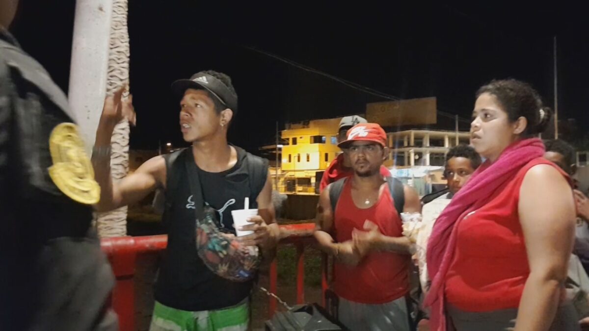 MIGRANTES IRREGULARES ESPERAN INGRESAR AL PERÚ TRAS NUEVA CRISIS EN VENEZUELA
