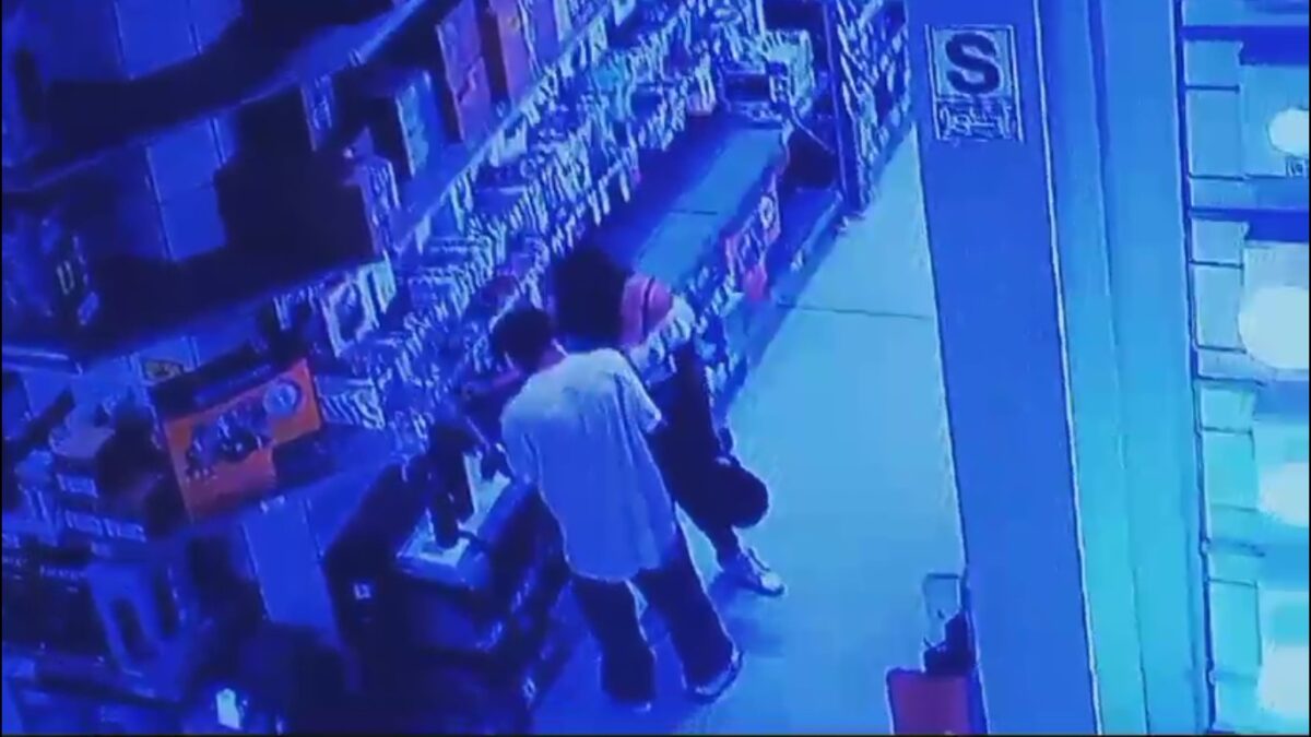 CÁMARAS CAPTAN A PAREJA ROBANDO EN TIENDA COMERCIAL