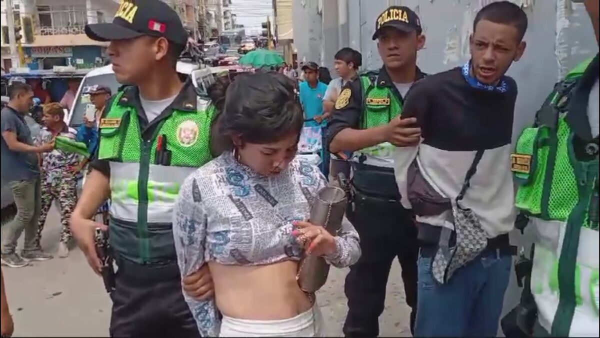 DETIENEN A UNA PAREJA DE VENEZOLANOS QUE ROBÓ CELULAR DE UNA JUGUERÍA