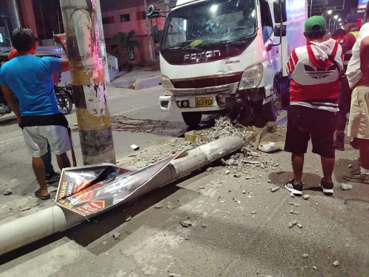 CAMIÓN IMPACTA CONTRA POSTE DE ALUMBRADO PÚBLICO EN LA AV. TUMBES