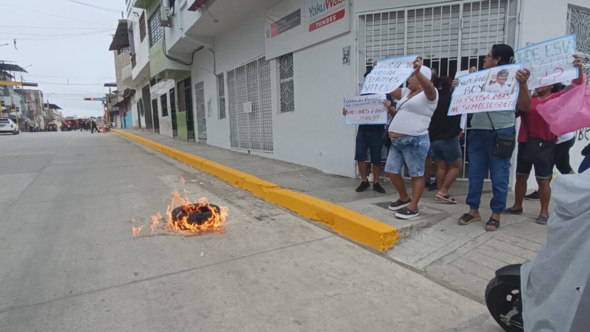 MORADORES DE LA AVENIDA EL EJÉRCITO QUEMAN LLANTAS EN EL MINISTERIO DE VIVIENDA