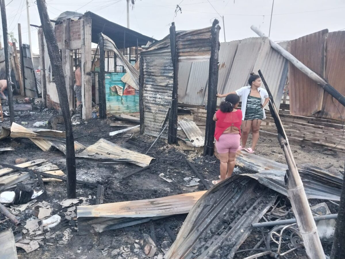 CORTO CIRCUITO EN ÁRBOL DE NAVIDAD DEJA EN LA CALLE A TRES FAMILIAS EN ANDRÉS ARAUJO